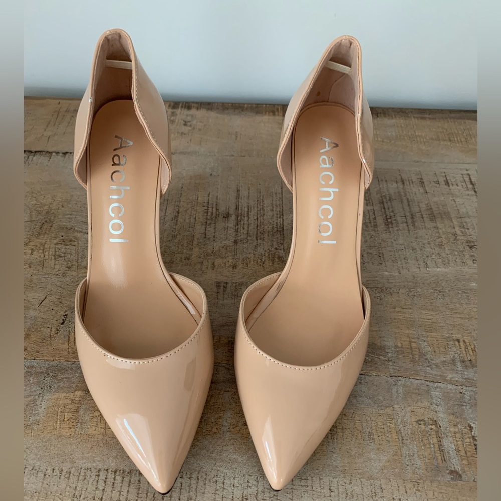 Nude pumps size 6